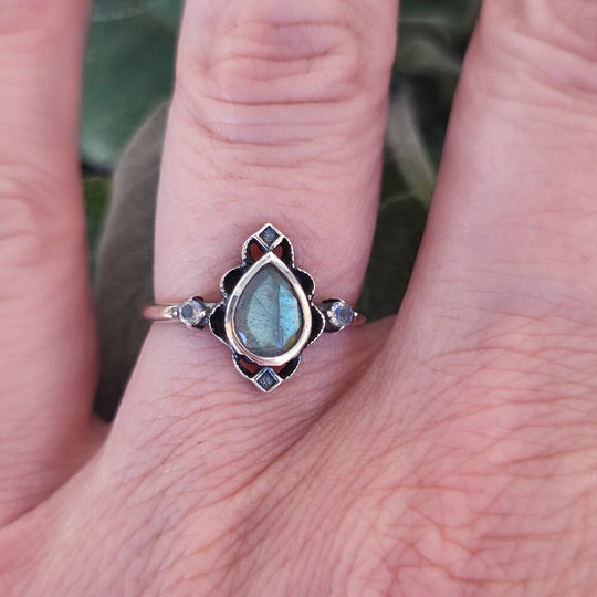 Anello con moldavite sfaccettata, granato e tanzanite in argento sterling - Italia Anello con moldavite sfaccettata, granato e tanzanite in argento sterling - Italia