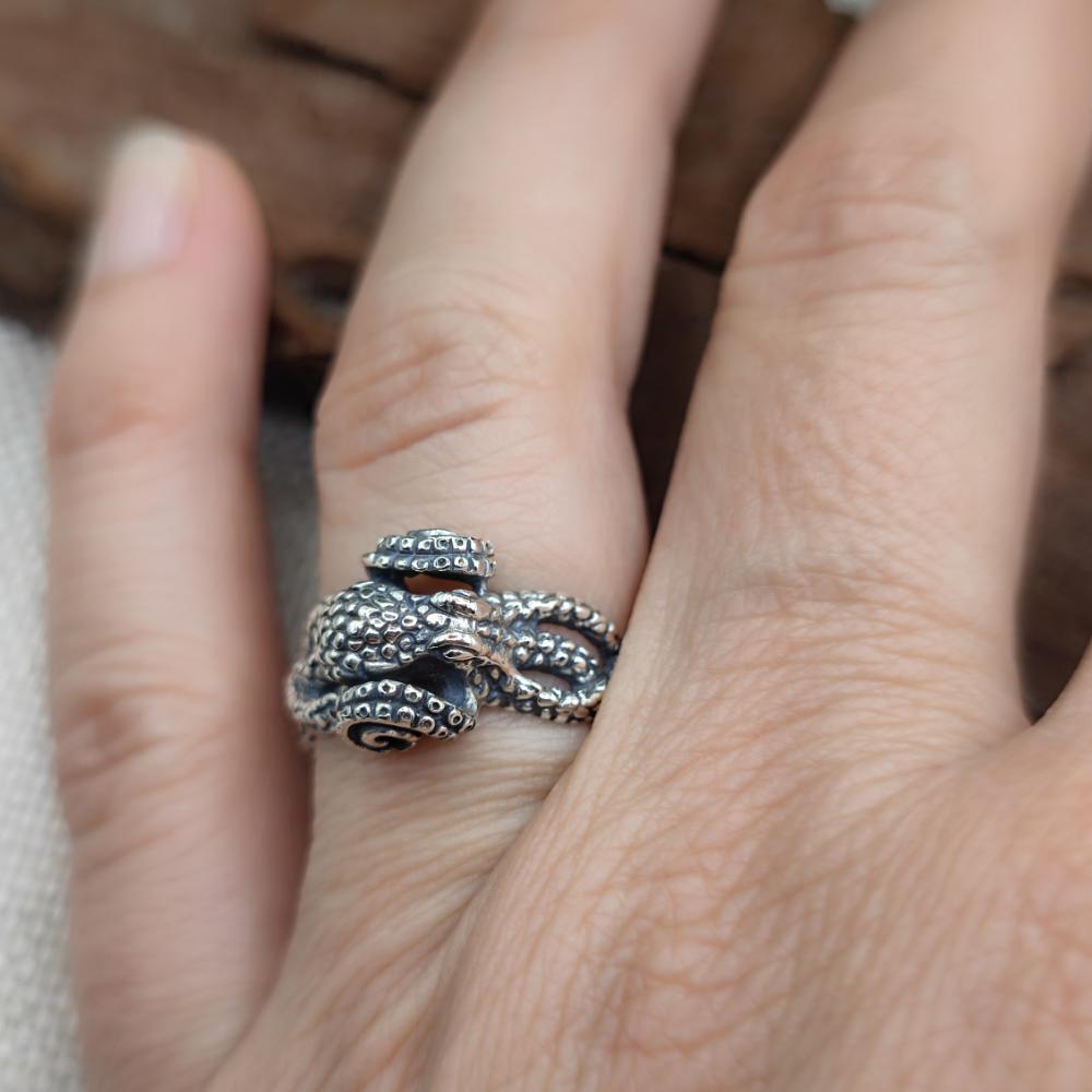 Anello artigianale con polpo in argento 925 - OKTOPASA