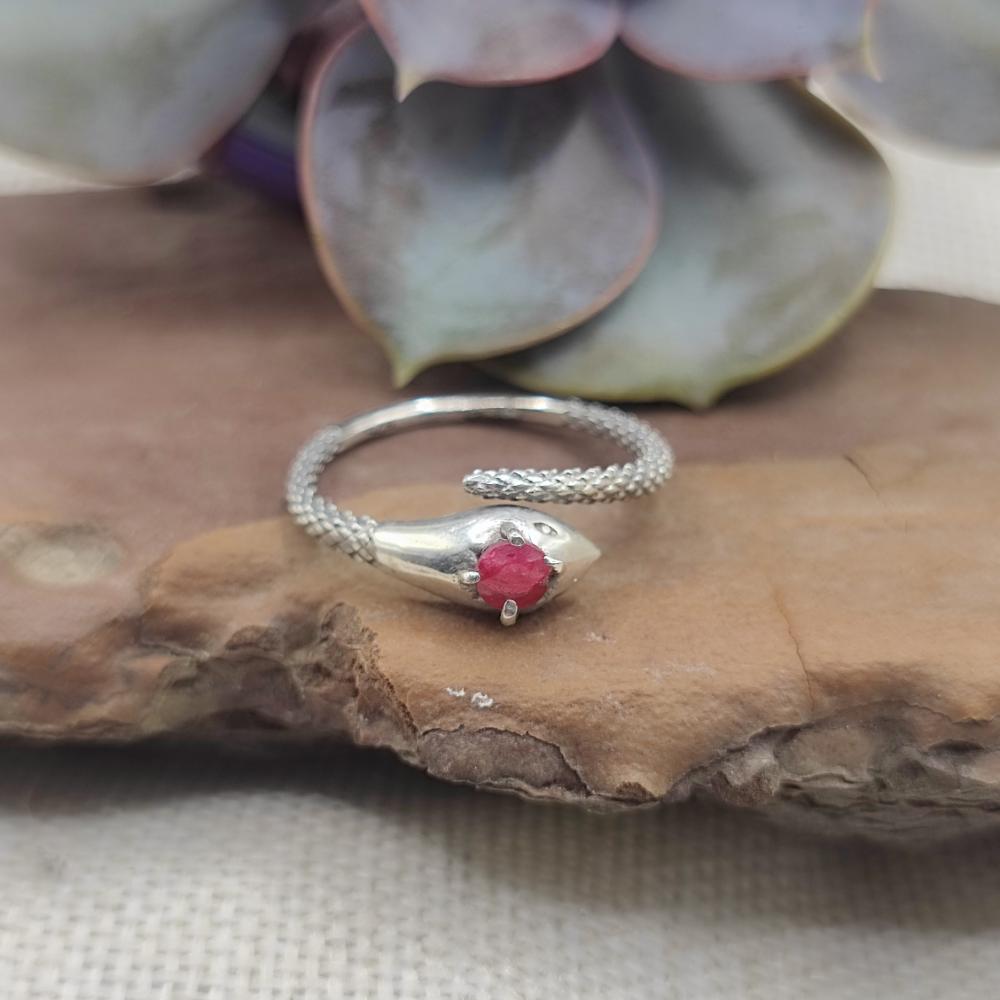 Anello in argento 925 con pietra e serpente - BESTAVARIPETA