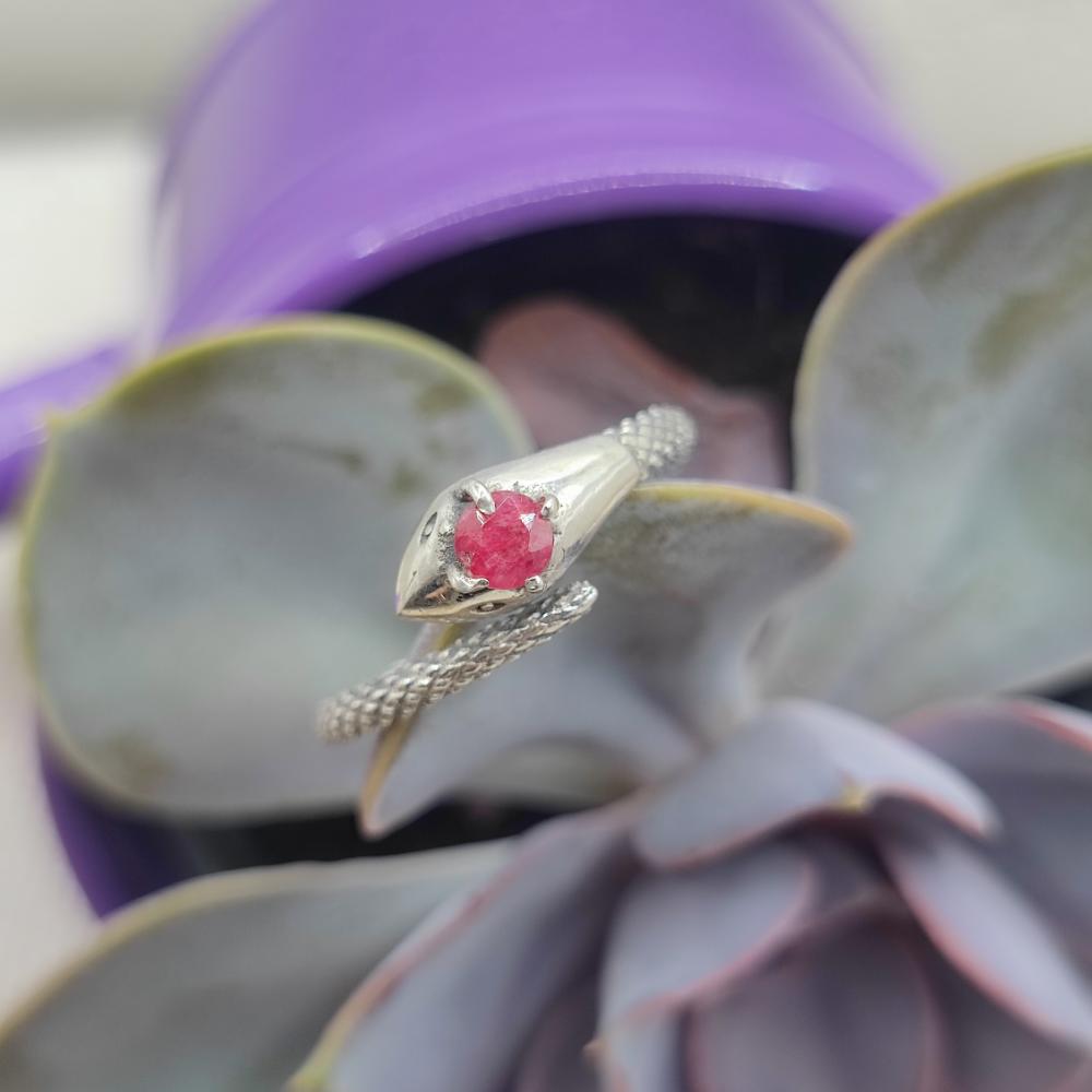 Anello in argento 925 con pietra e serpente - BESTAVARIPETA