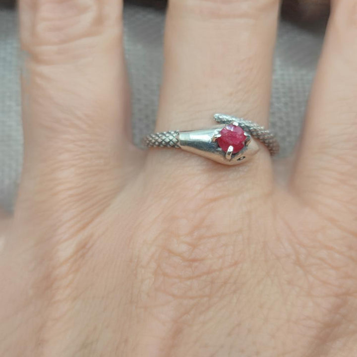 Anello in argento 925 con pietra e serpente - BESTAVARIPETA