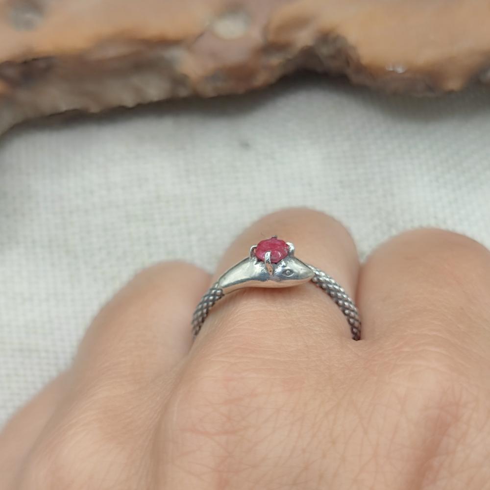 Anello in argento 925 con pietra e serpente - BESTAVARIPETA