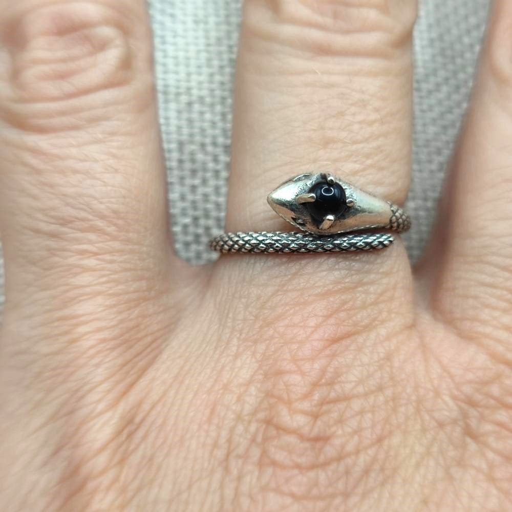 Anello in argento 925 con pietra e serpente - BESTAVARIPETA