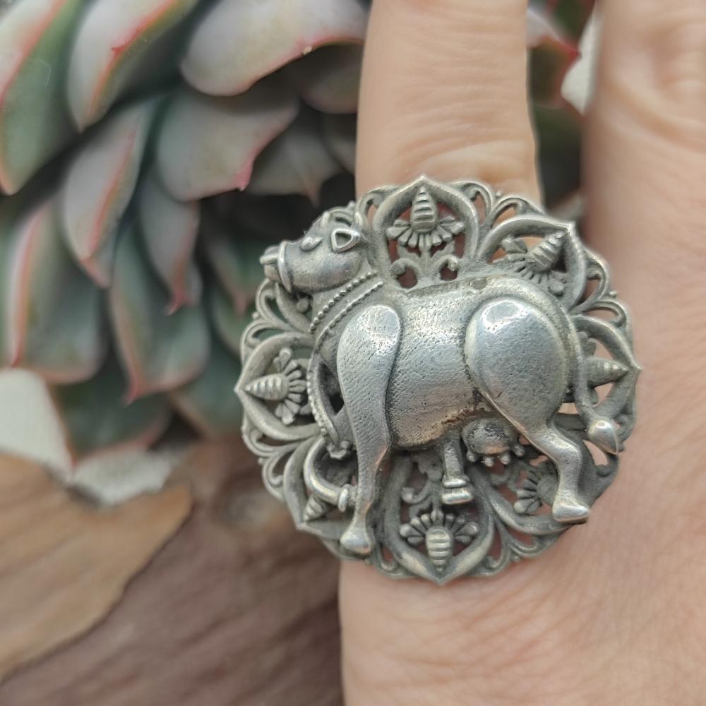 Anello in argento antico con mucca - JAMMALA