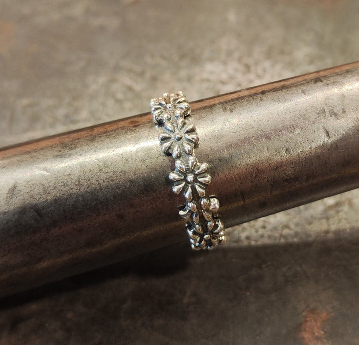 Anello fascia argento con fiori 