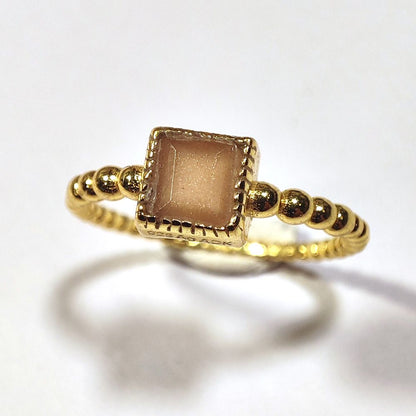 Anello dorato in argento con pietra di luna apricot