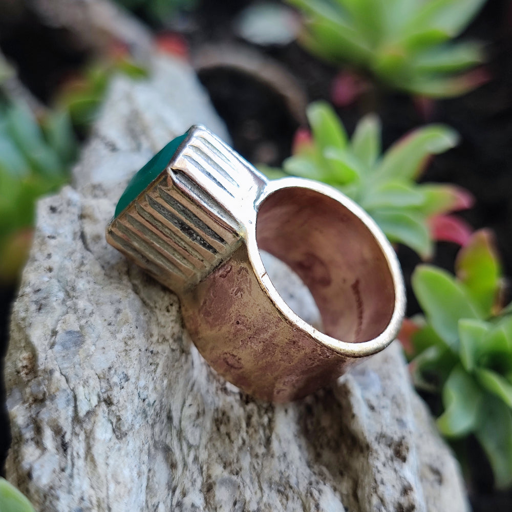 Anello artigianale in bronzo con pietra - DEORI