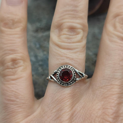 Anello etnico in argento 925 con granato - NIMAYA