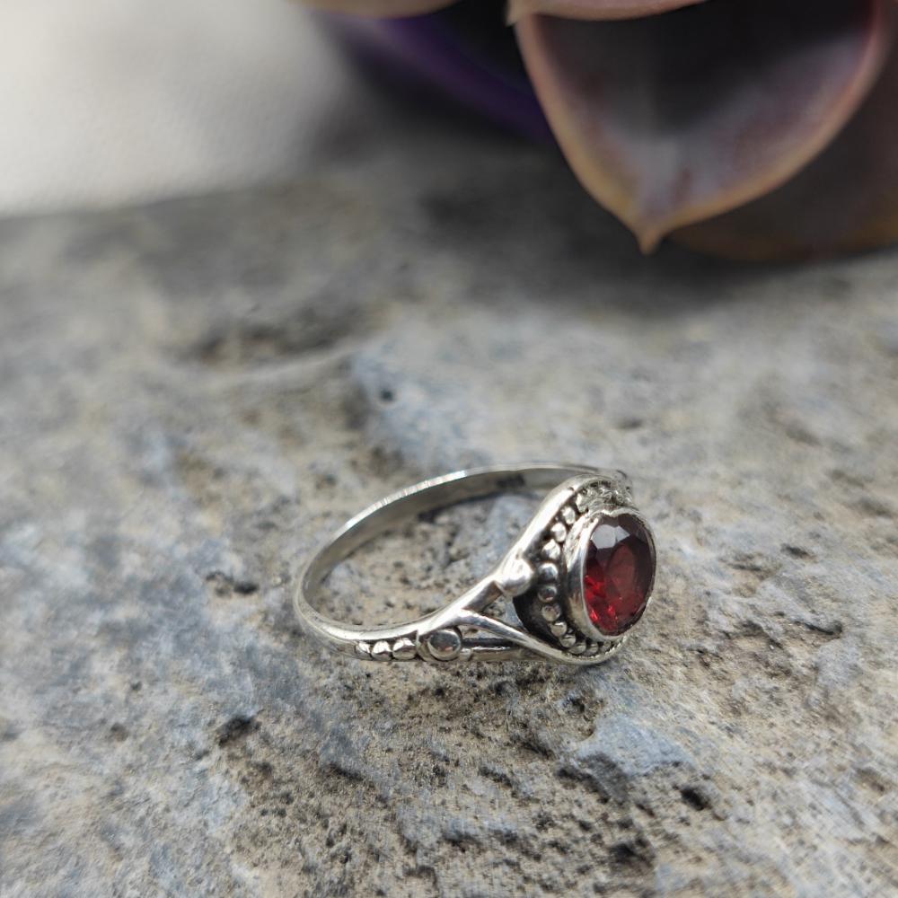Anello etnico in argento 925 con granato - NIMAYA