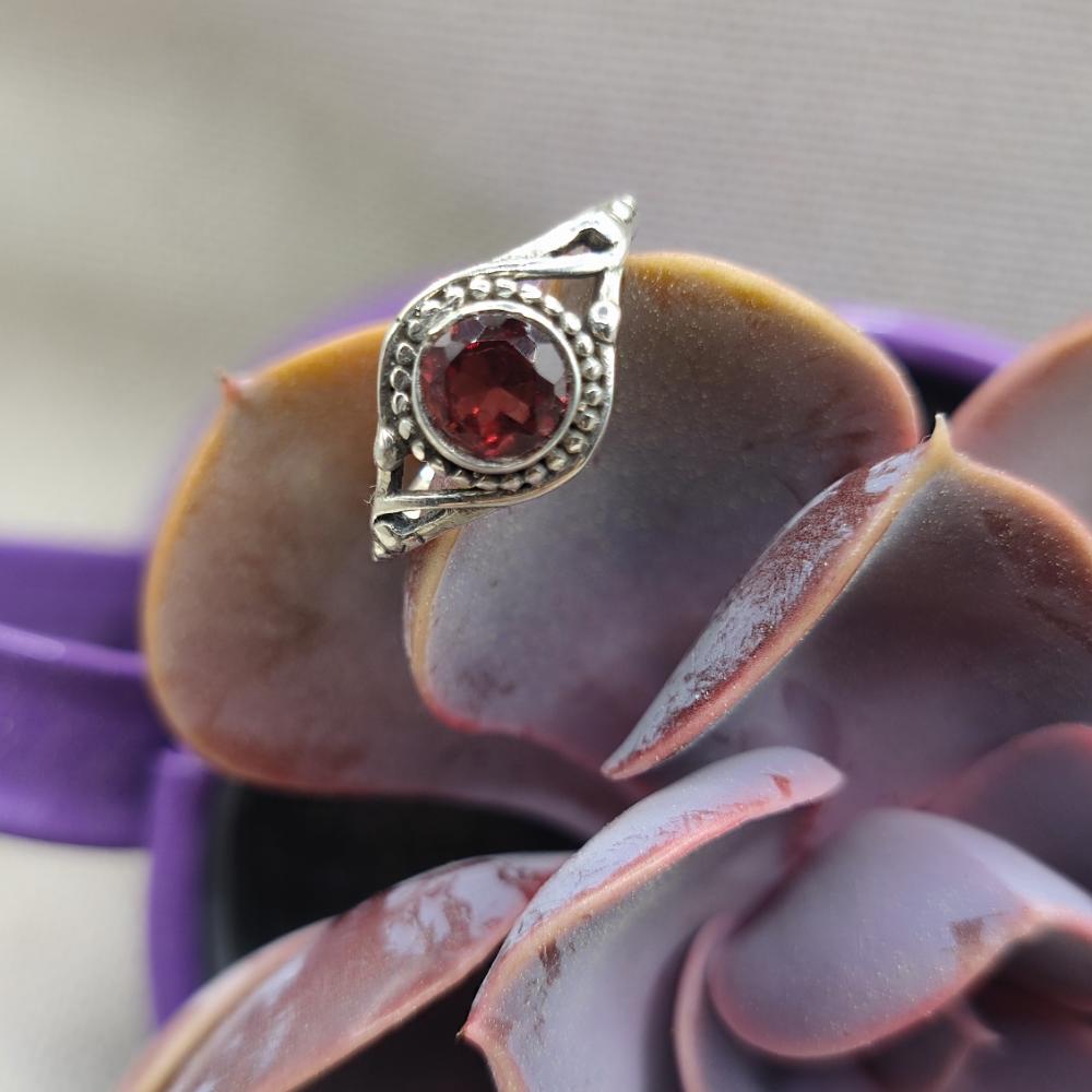 Anello etnico in argento 925 con granato - NIMAYA