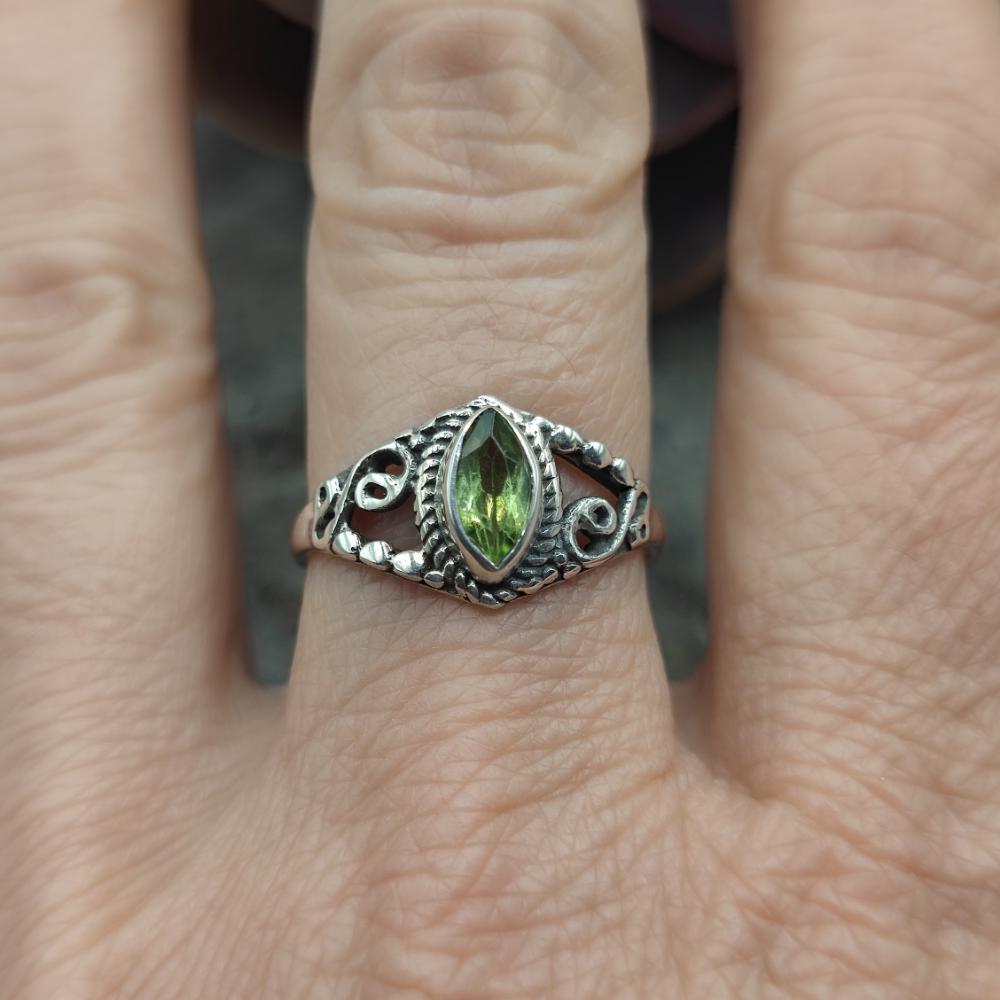 Anello etnico in argento 925 con peridoto - TARAS
