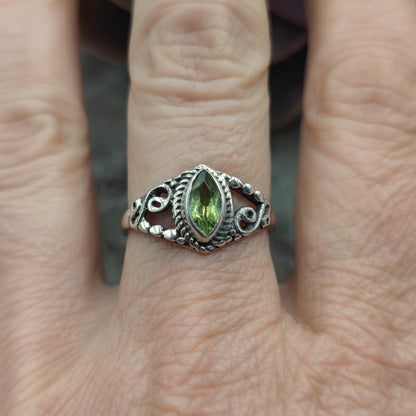Anello etnico in argento 925 con peridoto - TARAS