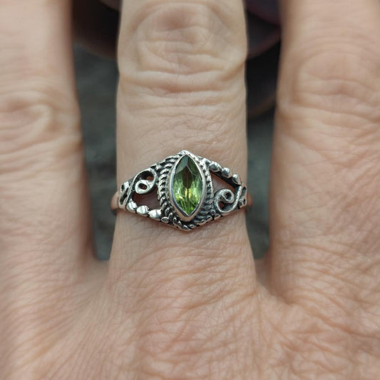 Anello etnico in argento 925 con peridoto - TARAS