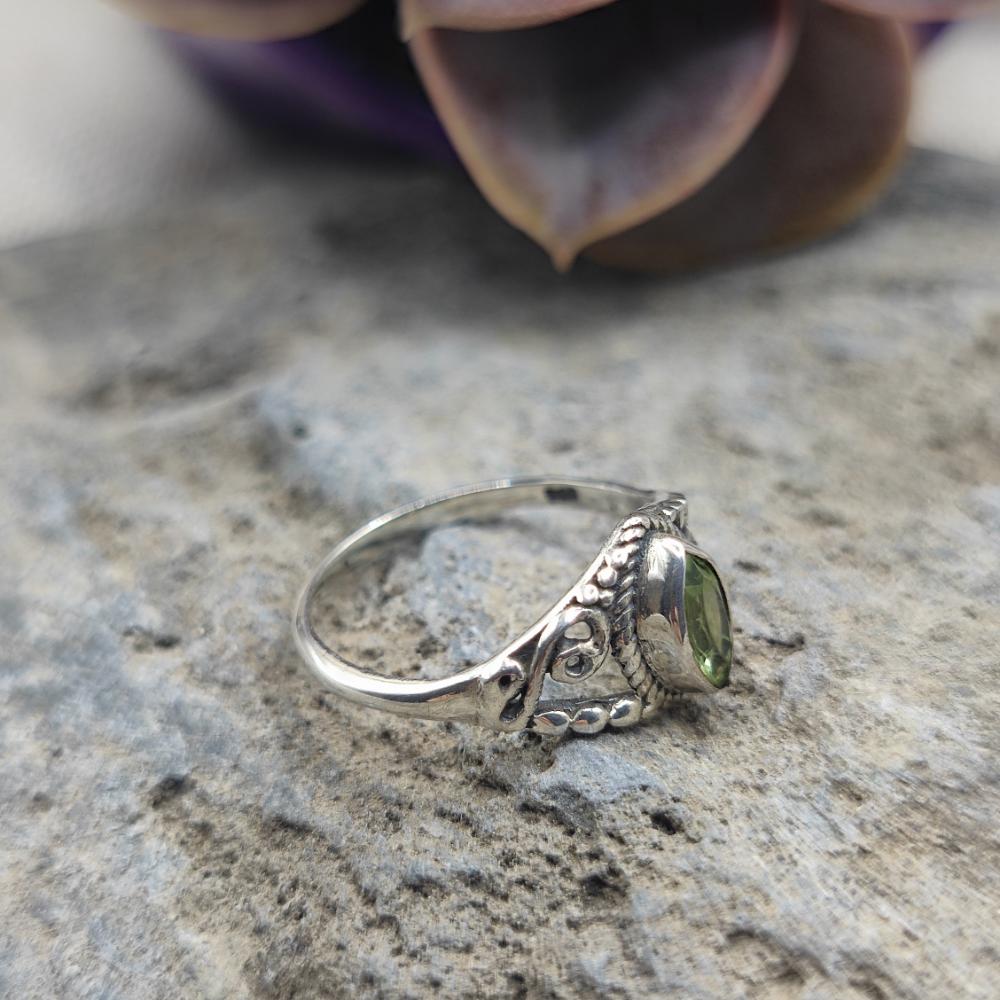 Anello etnico in argento 925 con peridoto - TARAS