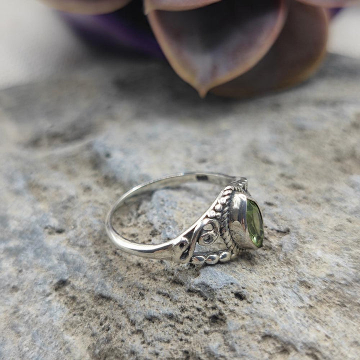 Anello etnico in argento 925 con peridoto - TARAS