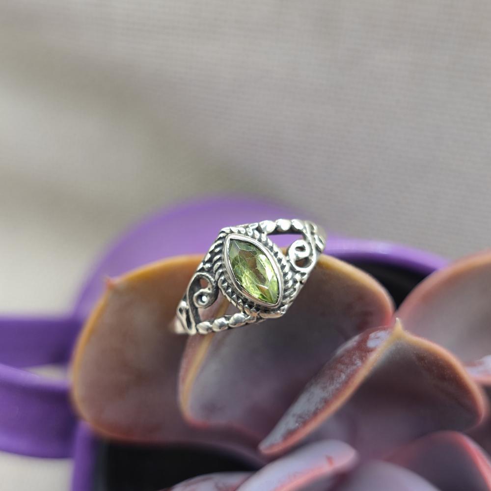 Anello etnico in argento 925 con peridoto - TARAS