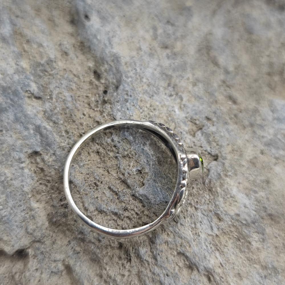 Anello etnico in argento 925 con peridoto - TARAS