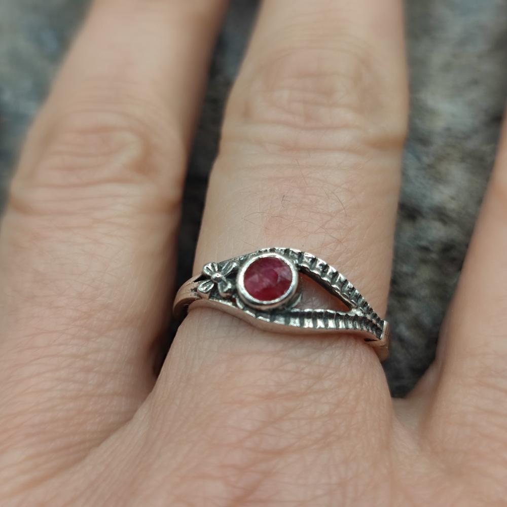 Anello etnico in argento 925 radice di rubino - TANIRIKA