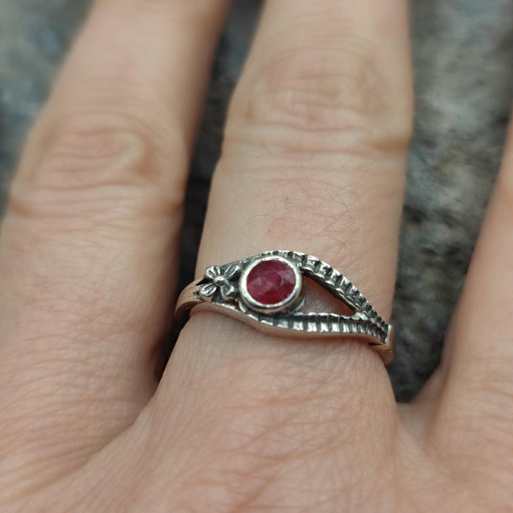 Anello etnico in argento 925 radice di rubino - TANIRIKA