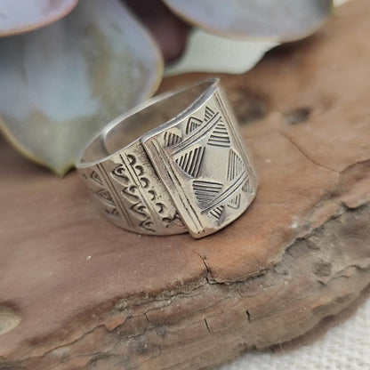 Anello etnico a fascia in argento 925 - MAMARLA