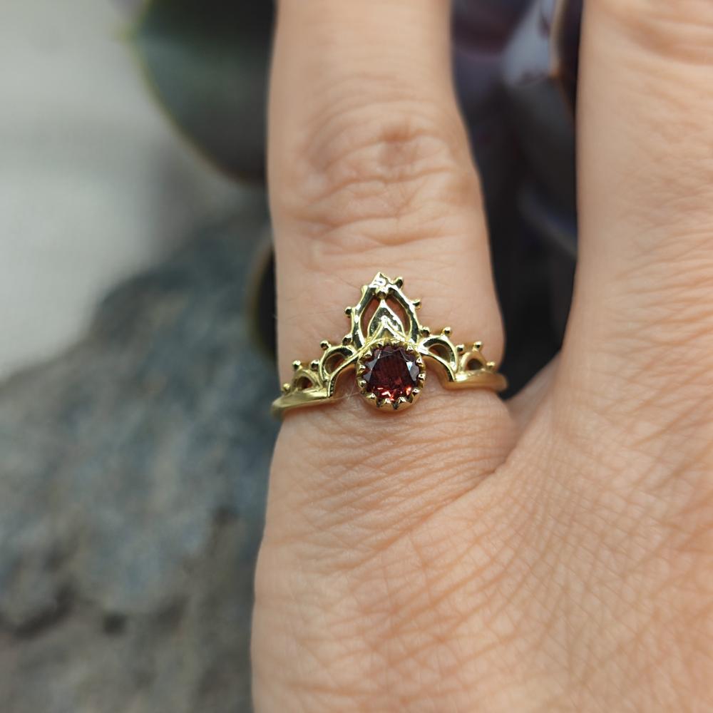 Anello etnico in ottone con granato - NEELVARA