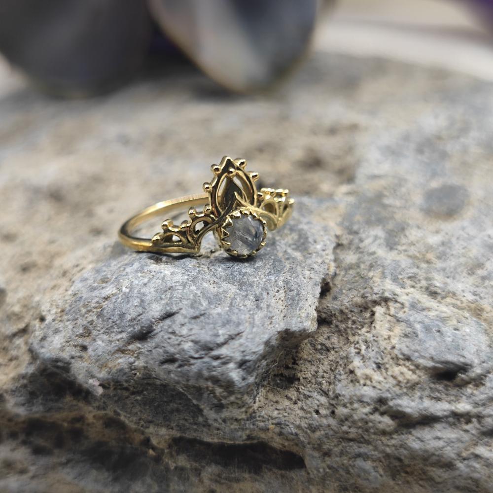Anello etnico in ottone con pietra di luna - NEELVARA