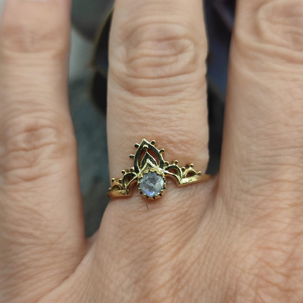 Anello etnico in ottone con pietra di luna - NEELVARA