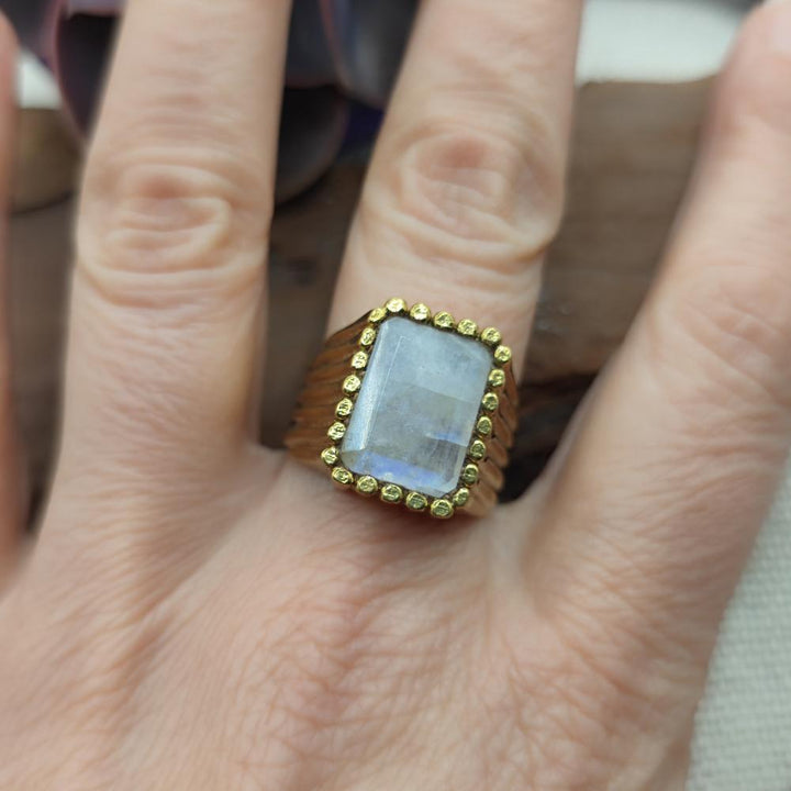 ANELLO etnico in ottone con pietra di luna  - PATANCHERU