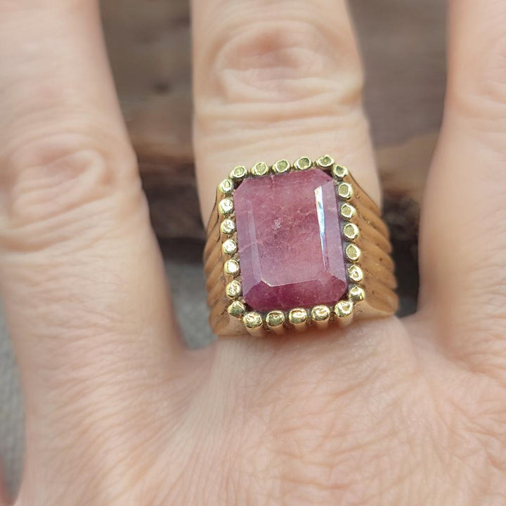 ANELLO etnico in ottone con radice di rubino - PATANCHERU