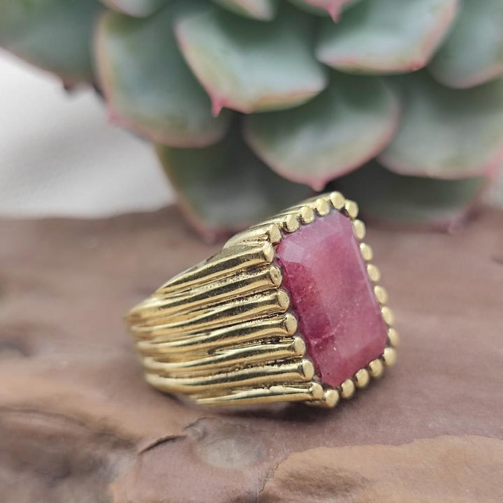 ANELLO etnico in ottone con radice di rubino - PATANCHERU