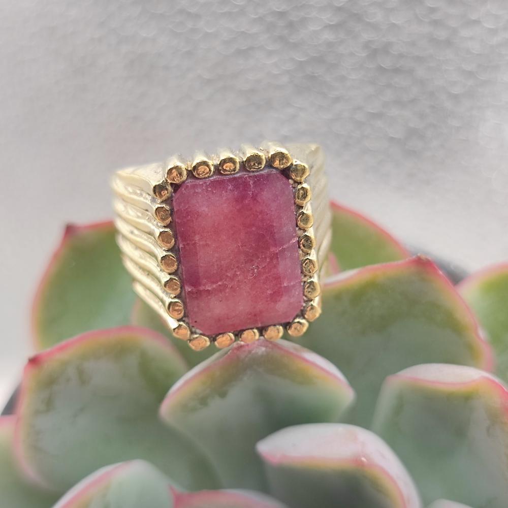 ANELLO etnico in ottone con radice di rubino - PATANCHERU