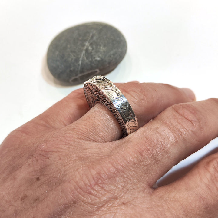 DIMANI – Anello Fascia in Argento 925 Inciso a Mano indossato