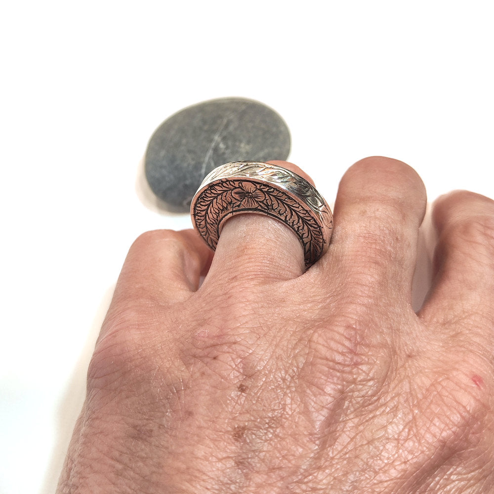DIMANI – Anello Fascia in Argento 925 Inciso a Mano indossato