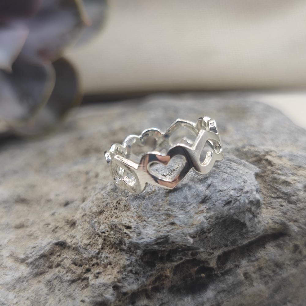 Anello fascia con cuori in argento 925 - MAYURA