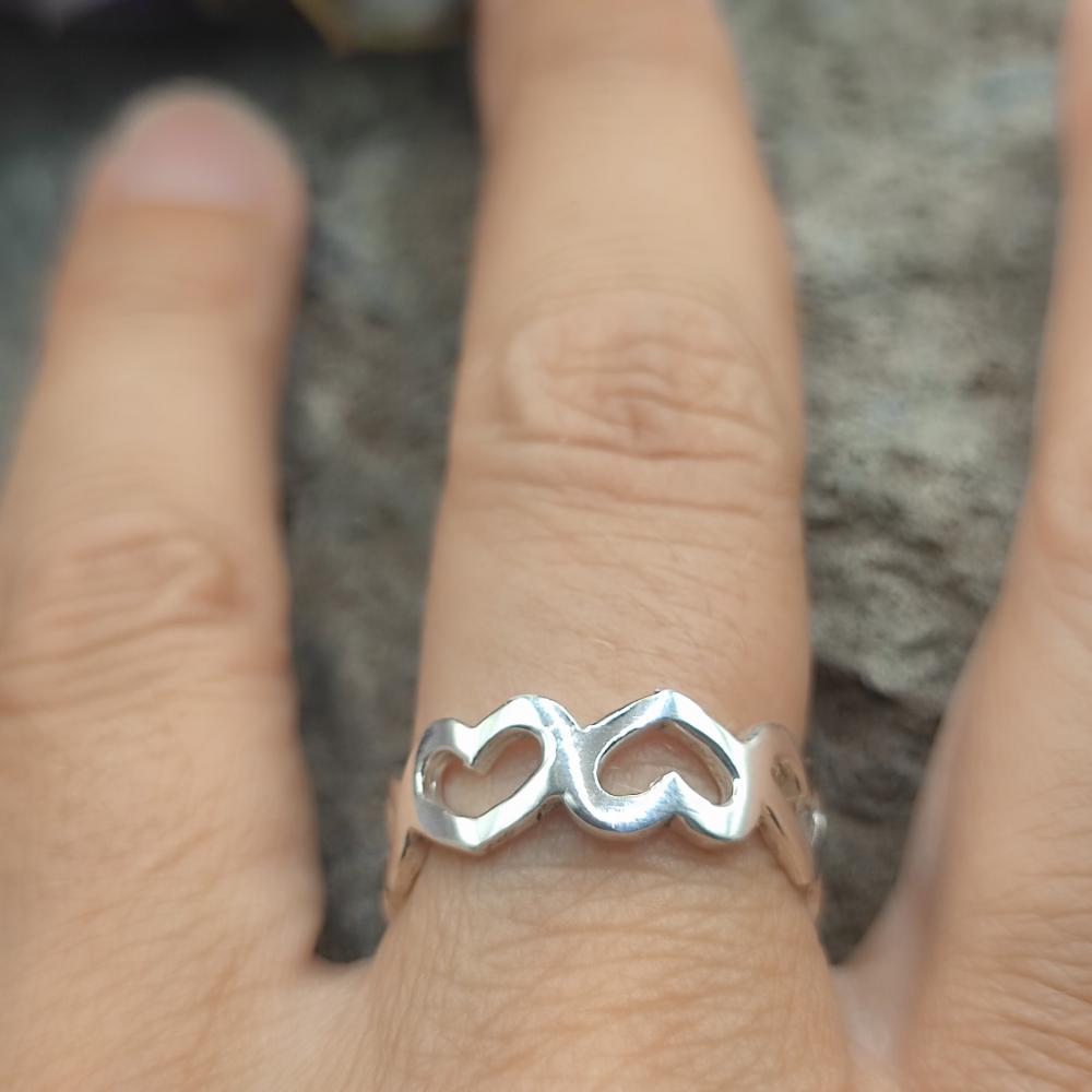 Anello fascia con cuori in argento 925 - MAYURA