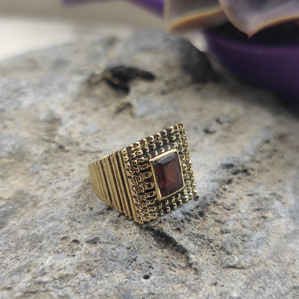ANELLO a fascia in ottone con granato - TAKUMI
