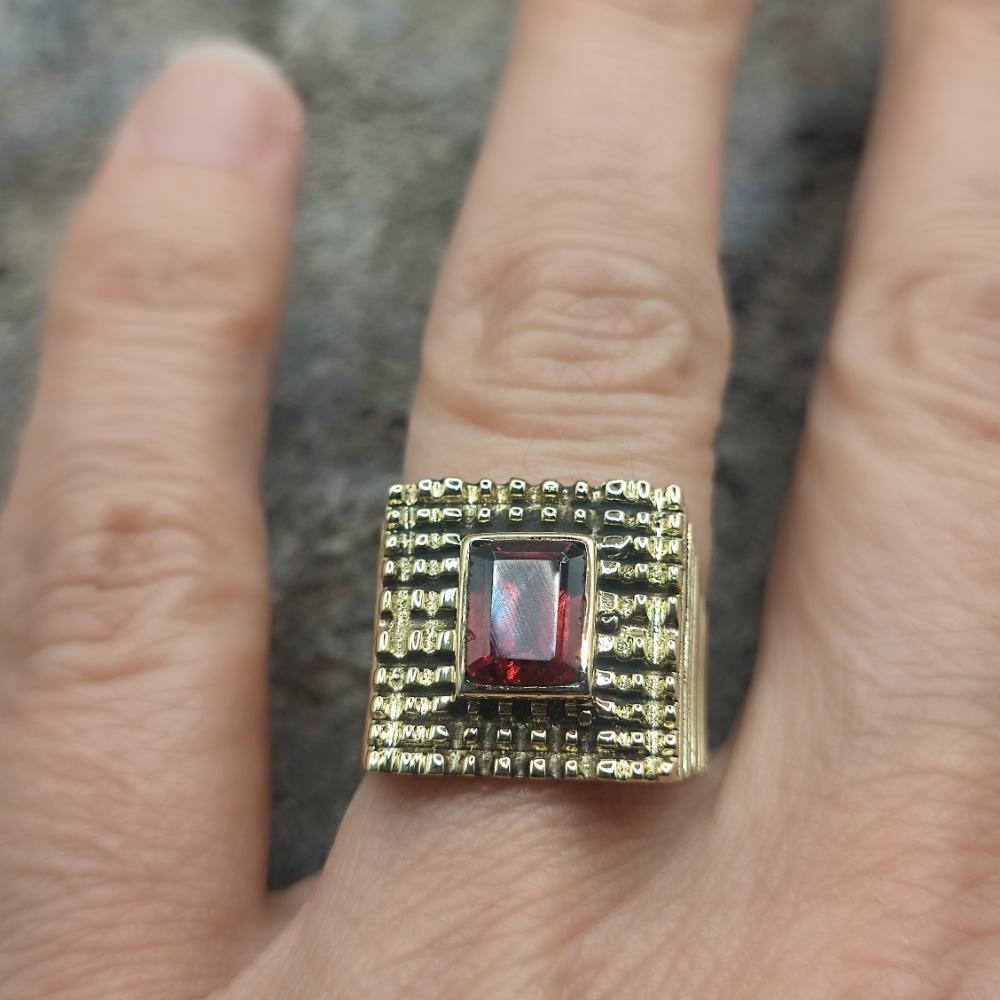 ANELLO a fascia in ottone con granato - TAKUMI