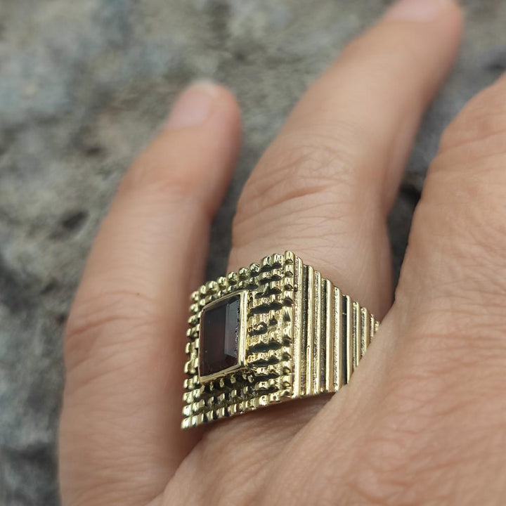 ANELLO a fascia in ottone con granato - TAKUMI