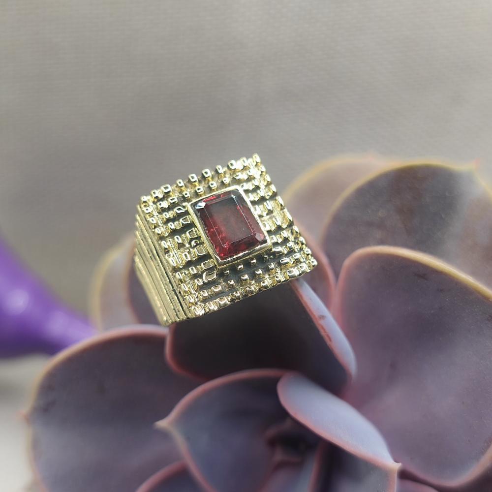 ANELLO a fascia in ottone con granato - TAKUMI