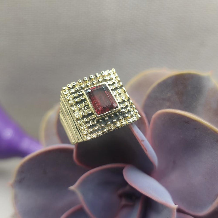 ANELLO a fascia in ottone con granato - TAKUMI