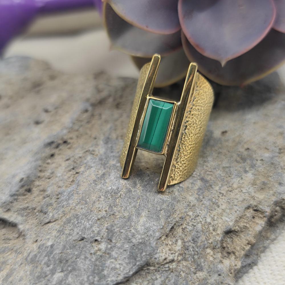 ANELLO a fascia in ottone con malachite - SAMIR