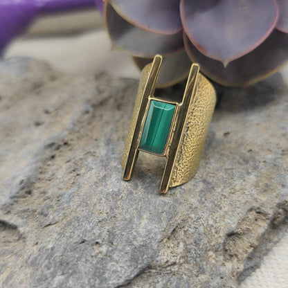 ANELLO a fascia in ottone con malachite - SAMIR