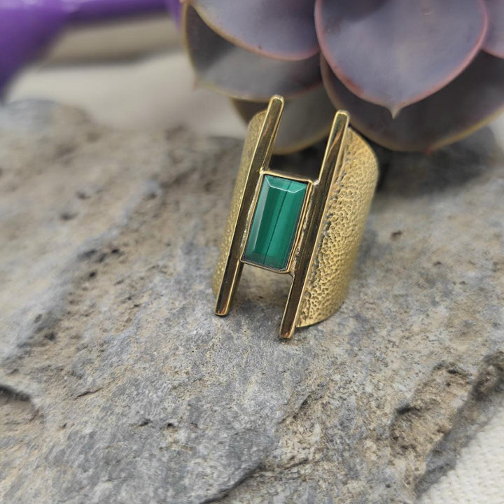 ANELLO a fascia in ottone con malachite - SAMIR