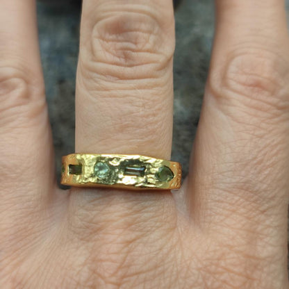 Anello fascia in ottone con peridoto - CHANDRAVA