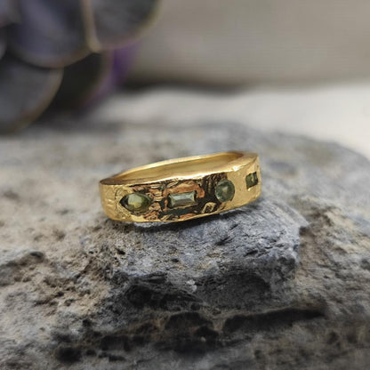 Anello fascia in ottone con peridoto - CHANDRAVA