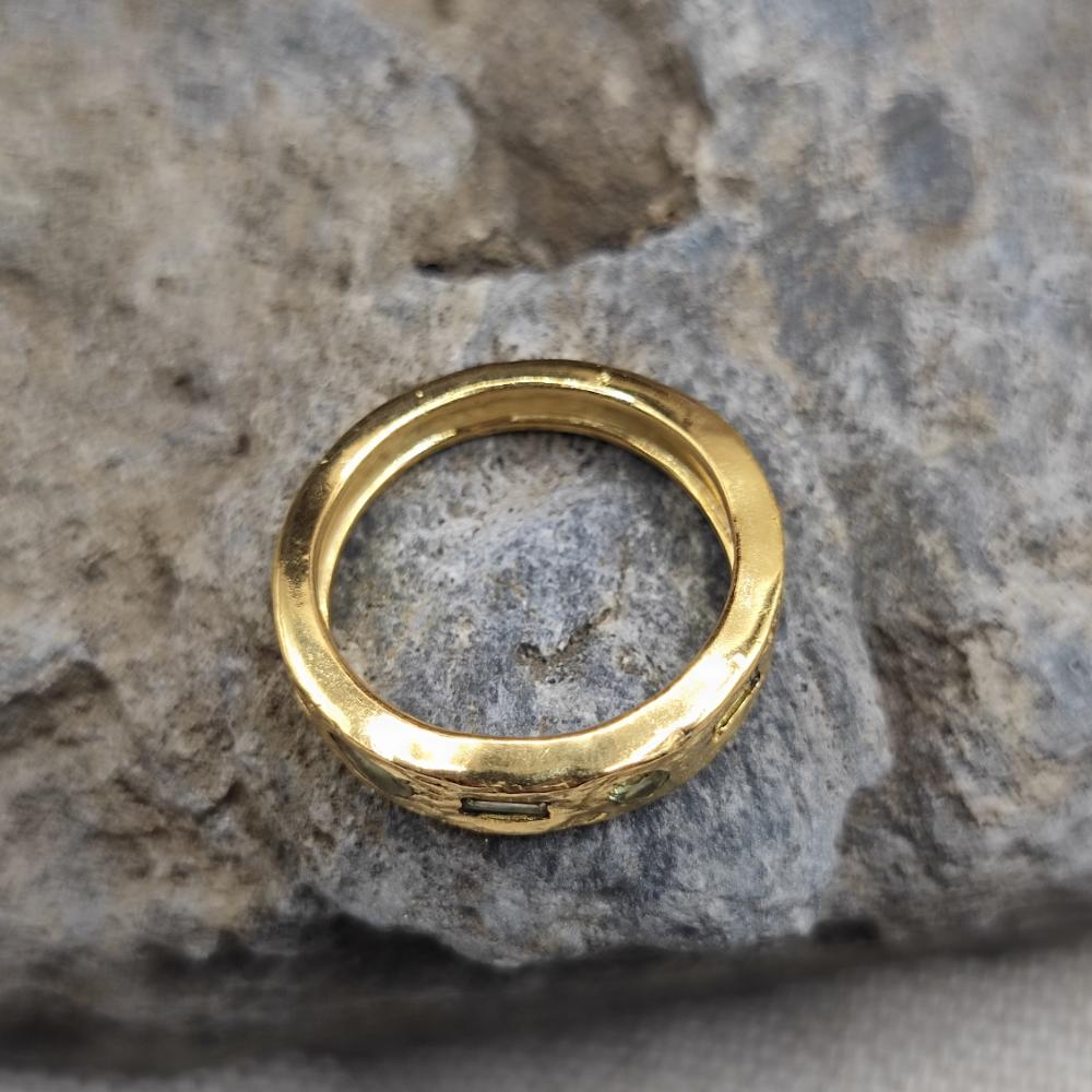 Anello fascia in ottone con peridoto - CHANDRAVA