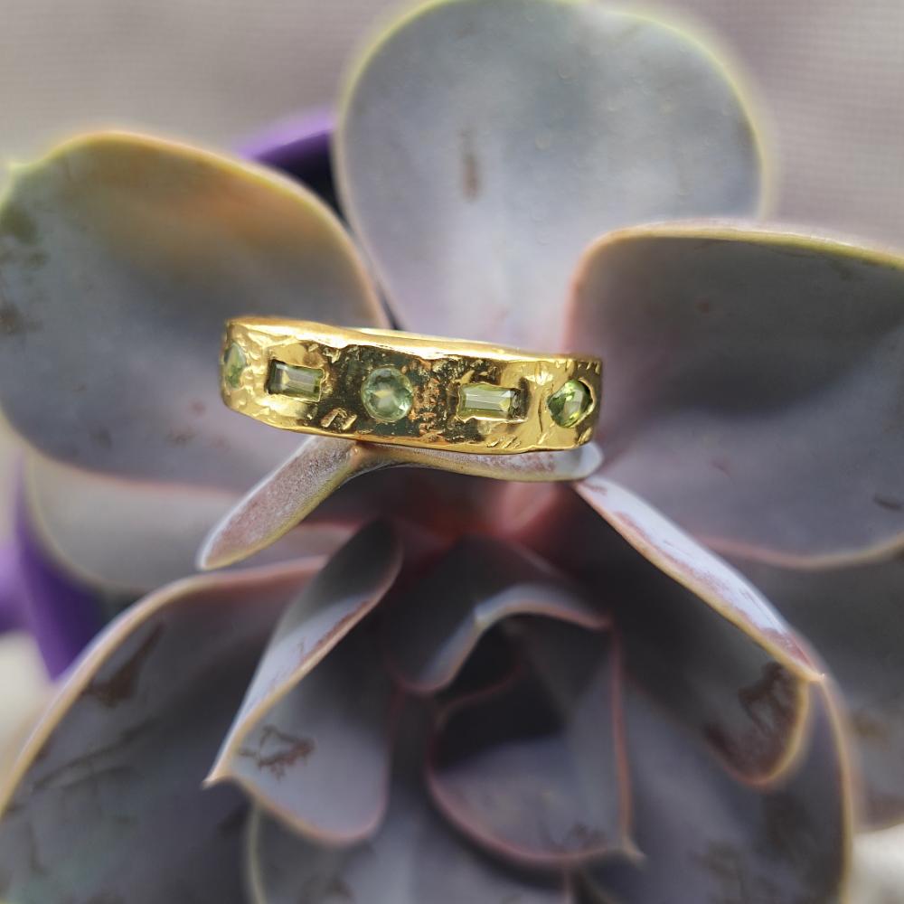 Anello fascia in ottone con peridoto - CHANDRAVA