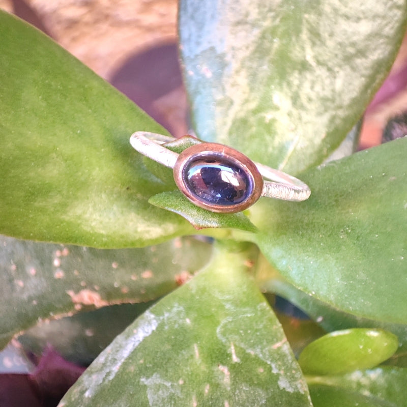 Anello argento con iolite