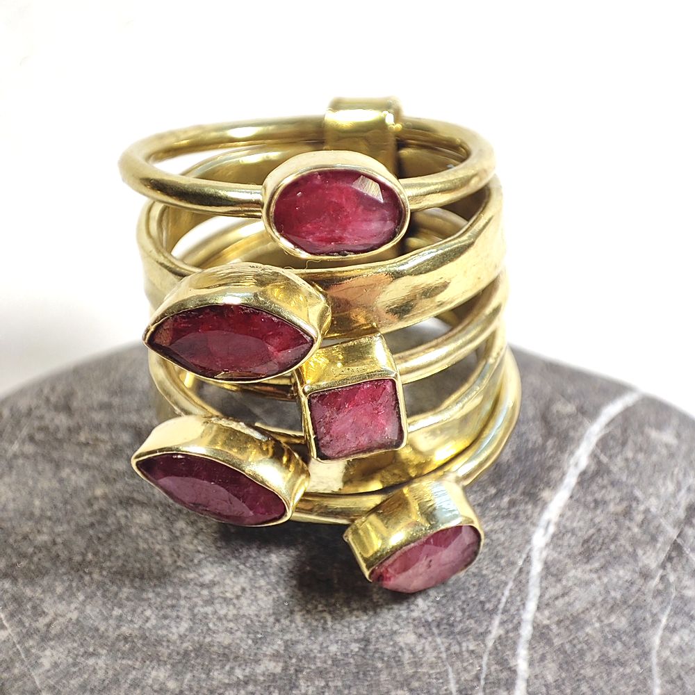Anello a fascia in ottone con pietra - MAIA – granato