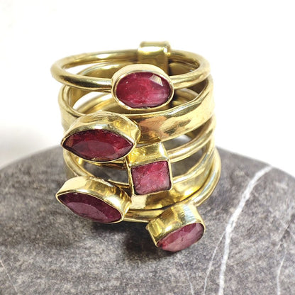 Anello a fascia in ottone con pietra - MAIA – granato